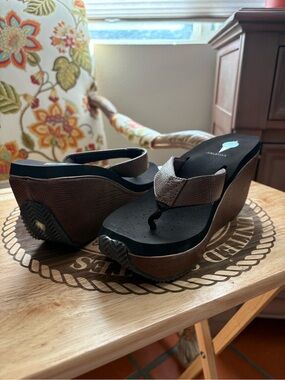 Volatile Brown and Black Wedge Thong Sandals- Y2K Your Momma’s Sandal